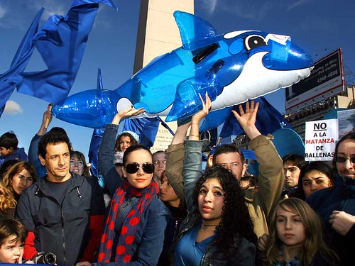 Natalia Oreiro junto a Ricardo Mollo en la Gran Marcha Azul