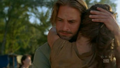 Sawyer abraza a Kate a su regreso a la isla