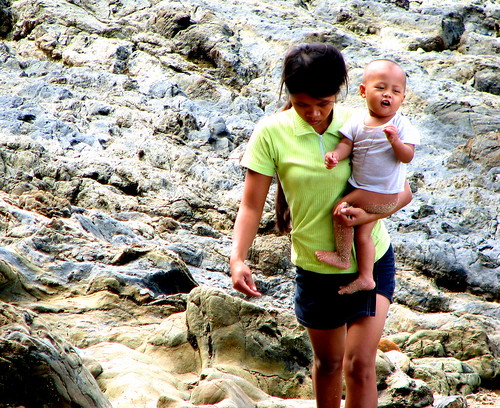 El Nido, Palawan mother carries her baby Pinoy Filipino Pilipino Buhay  people pictures photos life Philippinen  菲律宾  菲律賓  필리핀(공화국) Philippines    