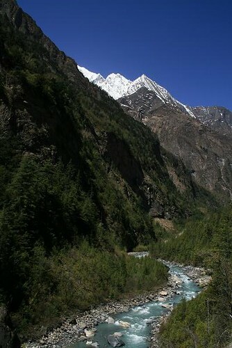 La rivière Marsyangdi fait le tour du massif de l'Annapurna