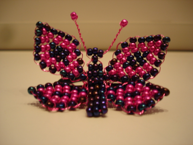 Roosa-metallik liblikaga juuksekumm