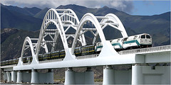 Bridge, rail service between Beijing and Lhasa,