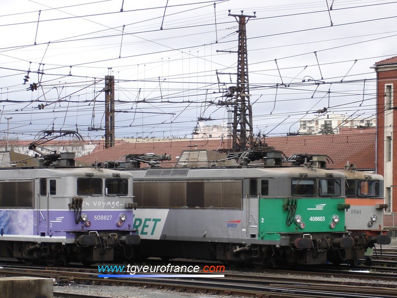 Trois locomotives BB 8500 SNCF grande cabine arborant trois livrées différentes au dépôt de Toulouse