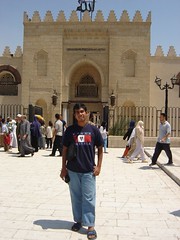 Di hadapan Masjid  Amr ibn al-A’as, Kaherah, Mesir