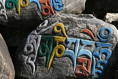 Les pictogrammes et couleurs du Tibet sont visibles partout dans le district de Mannang