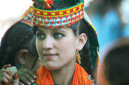 Ένα κορίτσι από τους Kalash με πράσινα μάτια!