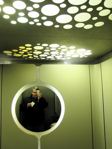 Autoportrait dans un ascenseur futuriste des années 1970