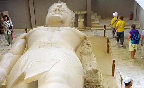 1998 12 Kolossaal Ramses beeld in Memphis por Hans Ollermann.