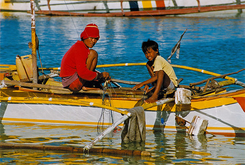 fisherman and son working on a boat sea  Buhay Pinoy Philippines Filipino Pilipino  people pictures photos life Philippinen  菲律宾  菲律賓  필리핀(공화국)     