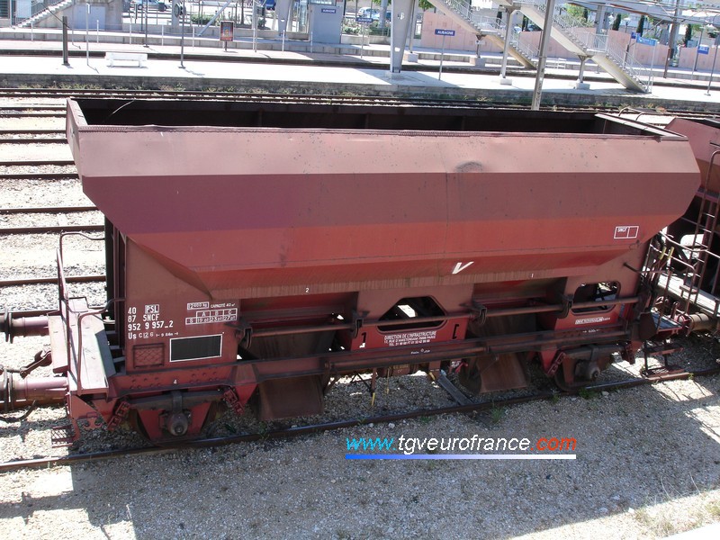 Un wagon SNCF dédié au transport de ballast en gare d'Aubagne