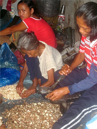 Philippines Pinoy Filipino Pilipino Buhay Life people pictures photos life rural rural woman, working, family, shelling  sitting cashew kasoy girl