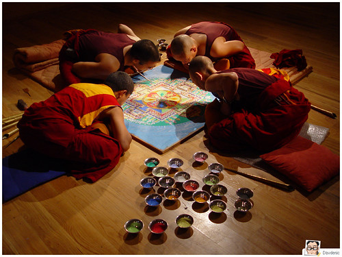 monaci tibetani completano un mandala