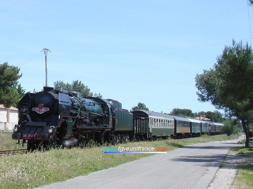La locomotive 241 P 17 en tête du train 'Mistral Express' approche de la gare de Sausset-les-Pins (mai 2007)