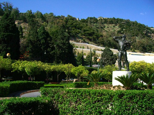 Estatua en el Parque de Málaga por Javier Rey el de Málaga.