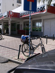 Bicicleta estacionada frente ao Polisuper