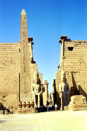 1998 28 Obelisk van Ramses II voor de Luxor tempel, Egypte por Hans Ollermann.