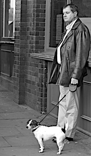 Waiting for a bus - dog with man on lead par Steve Punter
