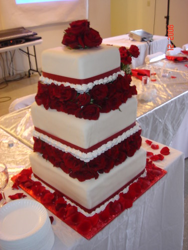Red & white colored square wedding cake 