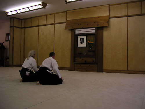 Luptătorii se închină fondatorului Aikido Morihei Ueshiba