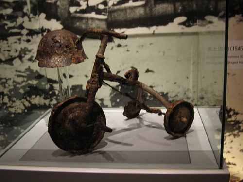 دوچرخه ای که در موزه نگهداری می شود، به کودکی تعلق داشته که در انفجار بمب اتمی در هیروشیما کشته شده است.
