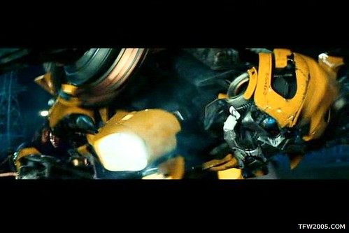 Pelicula de Transformers: Bumblebee agachado