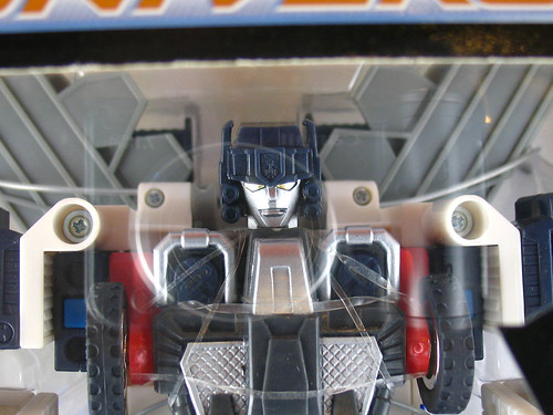 TF Universe Ultra Magnus (Sam's Club Exclusive) (close-up) - I so love the eyes!