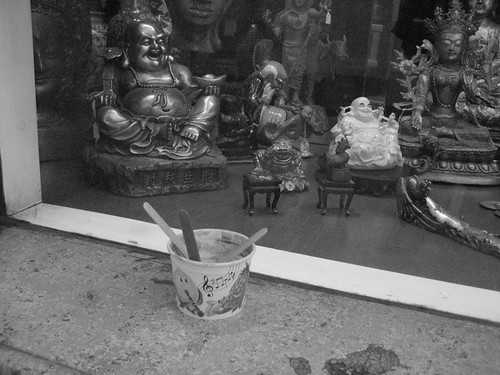 buddha nach einem becher eis