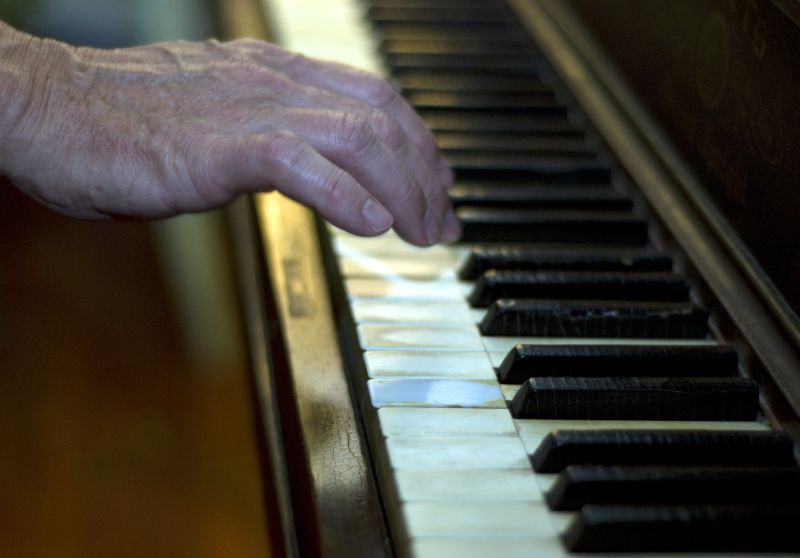 hand plays piano