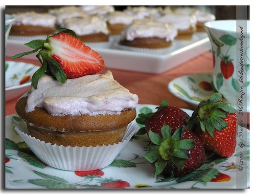 Marzipan-Rhabarber Muffins mit Erdbeerhaube
