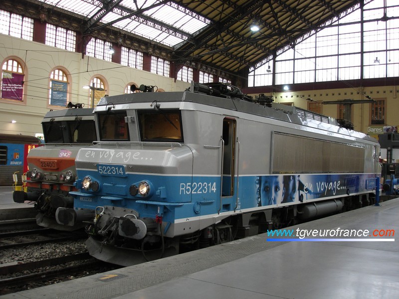 Une locomotive électrique BB 22200 SNCF réversible en livrée "En voyage" en gare de Marseille Saint-Charles