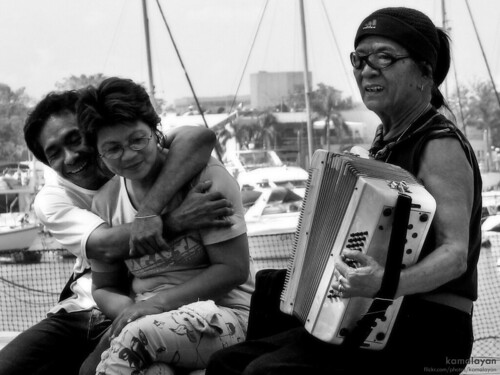  lovers couple playing music accordion baywalk manila Pinoy Filipino Pilipino Buhay  people pictures photos life Philippinen  菲律宾  菲律賓  필리핀(공화국) Philippines    