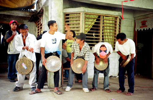  men music ganza indigenous culture tradition playing music Pinoy Filipino Pilipino Buhay  people pictures photos life Philippinen  菲律宾  菲律賓  필리핀(공화국) Philippines    