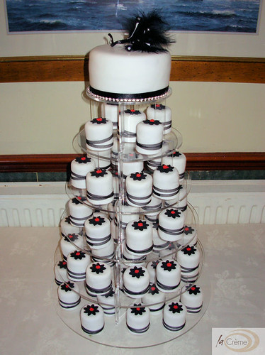 individual wedding cakes. and white Wedding cakes