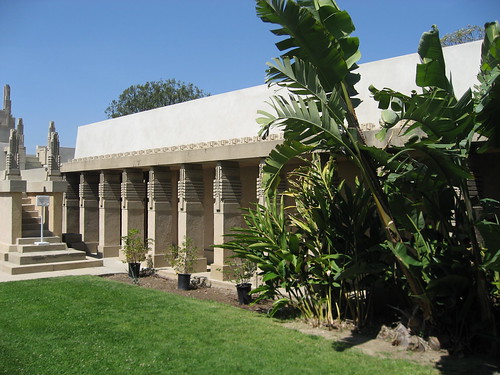 Hollyhock House, southside of courtyard