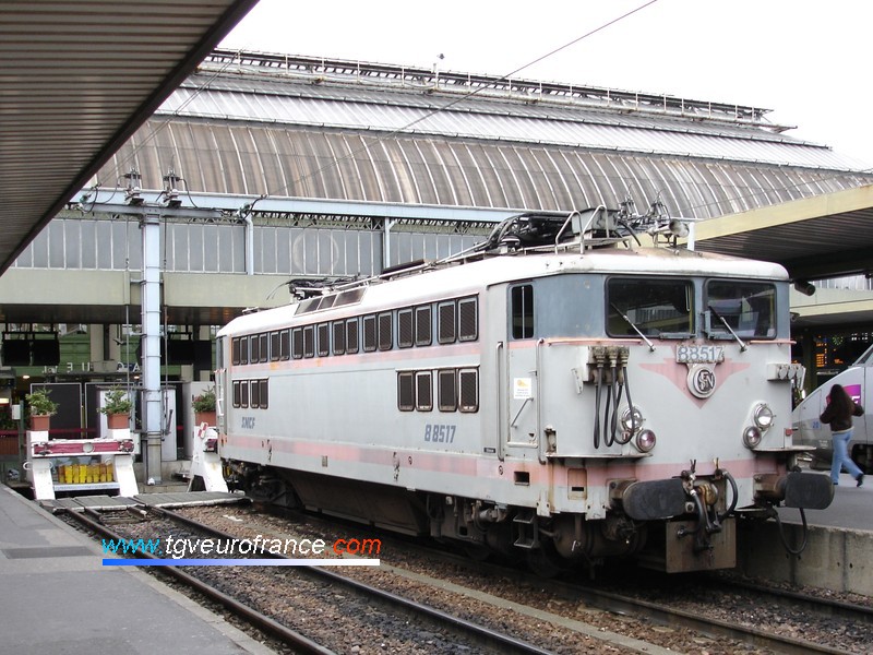 Une locomotive BB88500 SNCF à Paris - Gare de Lyon après avoir assuré une remonte de voitures Corail depuis Villeneuve-Prairie