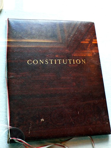 Un exemplaire officiel de la Constitution de 1958