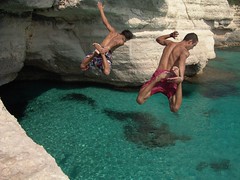 Two boys jumping & diving. Dos chicos saltando al agua.