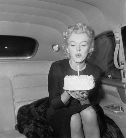 Marilyn Monroe blowing out candle by wessobi.