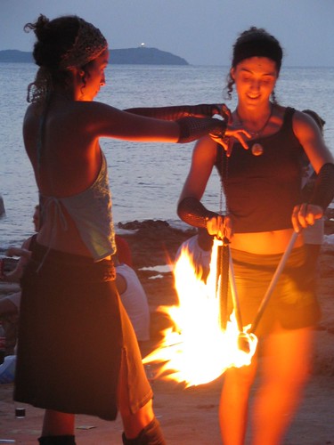 Chicas jugando con fuego por FittingRoom.
