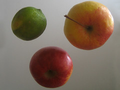 2 Äpfel mit Zitrone