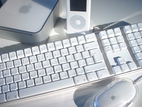 Mac mini, Apple Keyboard & Mouse plus iPod