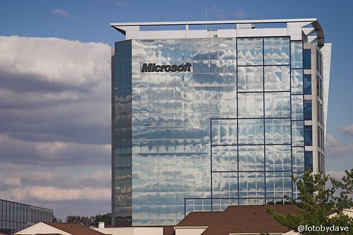 Edificio de Microsoft con nubes