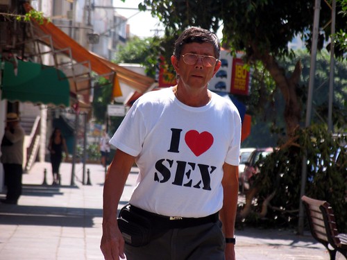 Bărbat care se compromite prin purtarea maioului „ I love sex ”