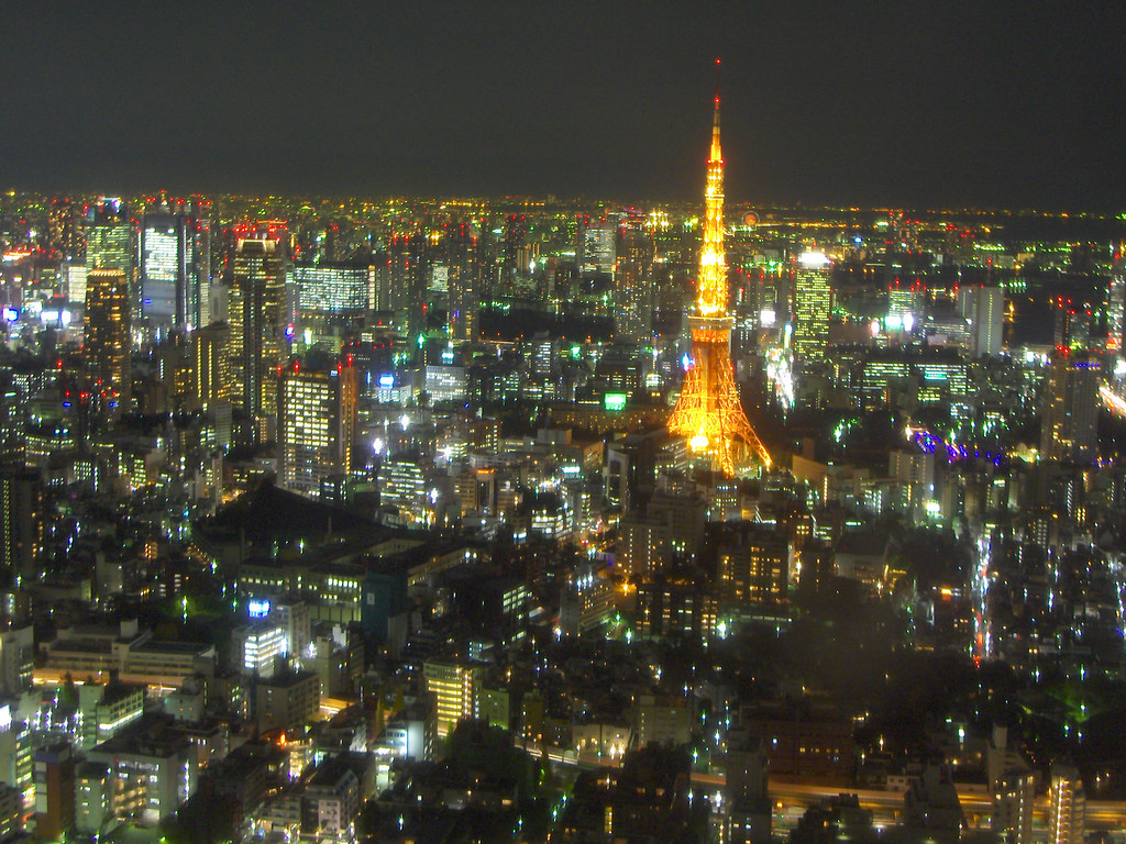 Il panorama di Tokio illuminato a festa per il Natale