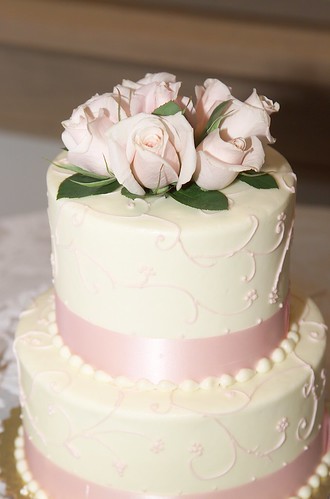 Flowers also make a great feature on your wedding cake whether they are 
