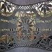 Derrière la dentelle du rideau : la cour intérieure de la Casa Pedrera, Barcelone. Oeuvre de Gaudi