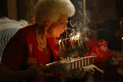 Äldre kvinna och en tårta