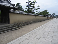 西院から東院へ　Walkway to the East Temple Complex at Hôryûji