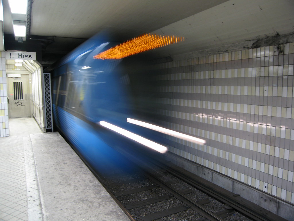 Treno della metro di Stoccolma in velocità