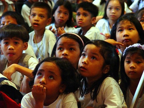 Philippines Pinoy Filipino Pilipino Buhay Life people pictures photos life city children elementary school uniform education sitting learning room listening